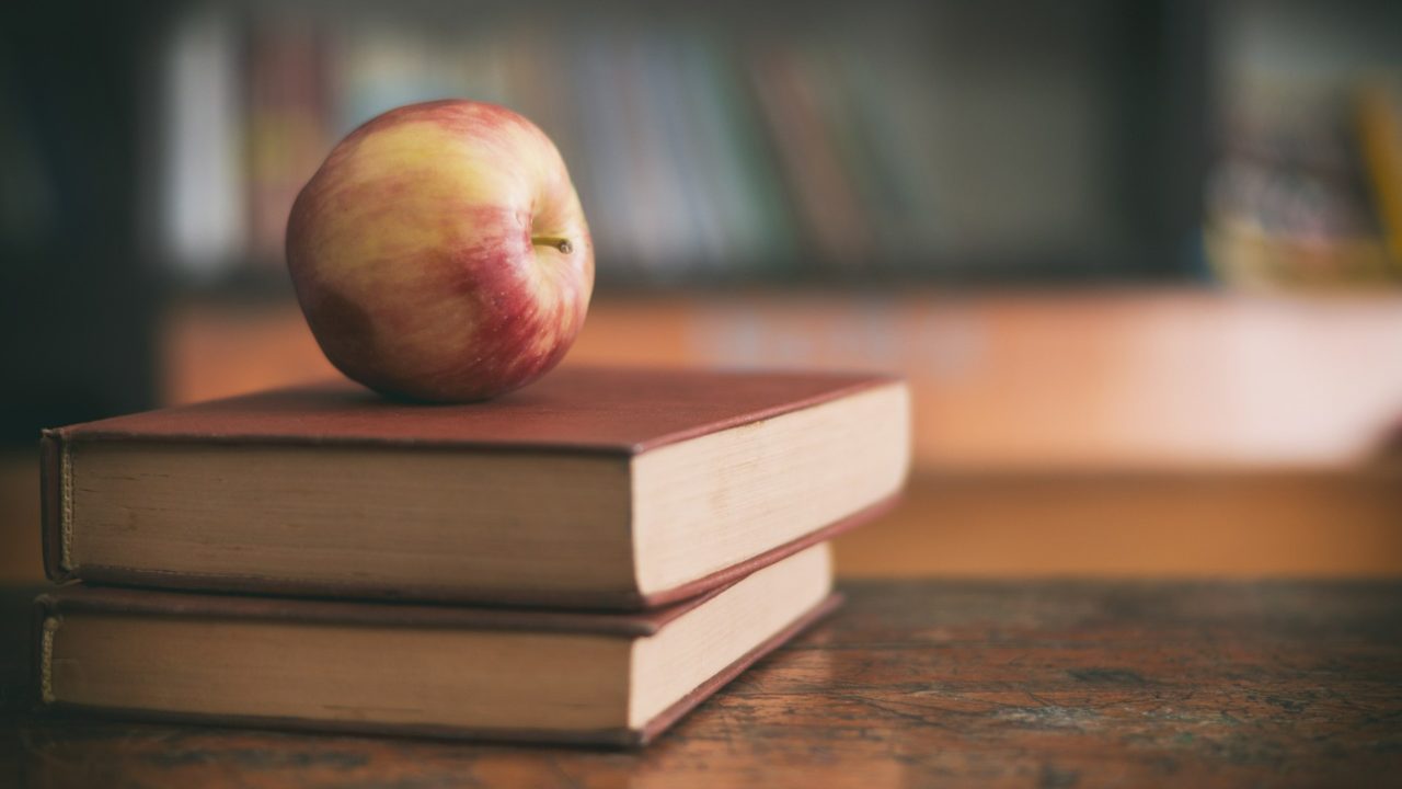 Könyveken nyugvó alma.