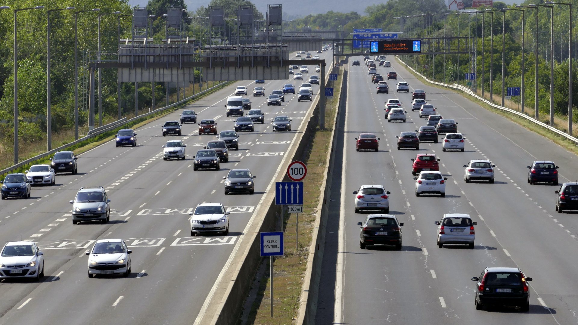 Vasárnap kora délutáni személygépkocsi forgalom az M1-es és az M7-es autópályák közös fõvárosi bevezetõ szakaszán Budaörs térségében
