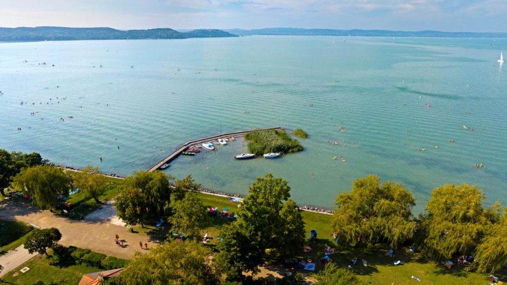 Lenyűgöző légzuhatagot fotóztak a Balatonnál