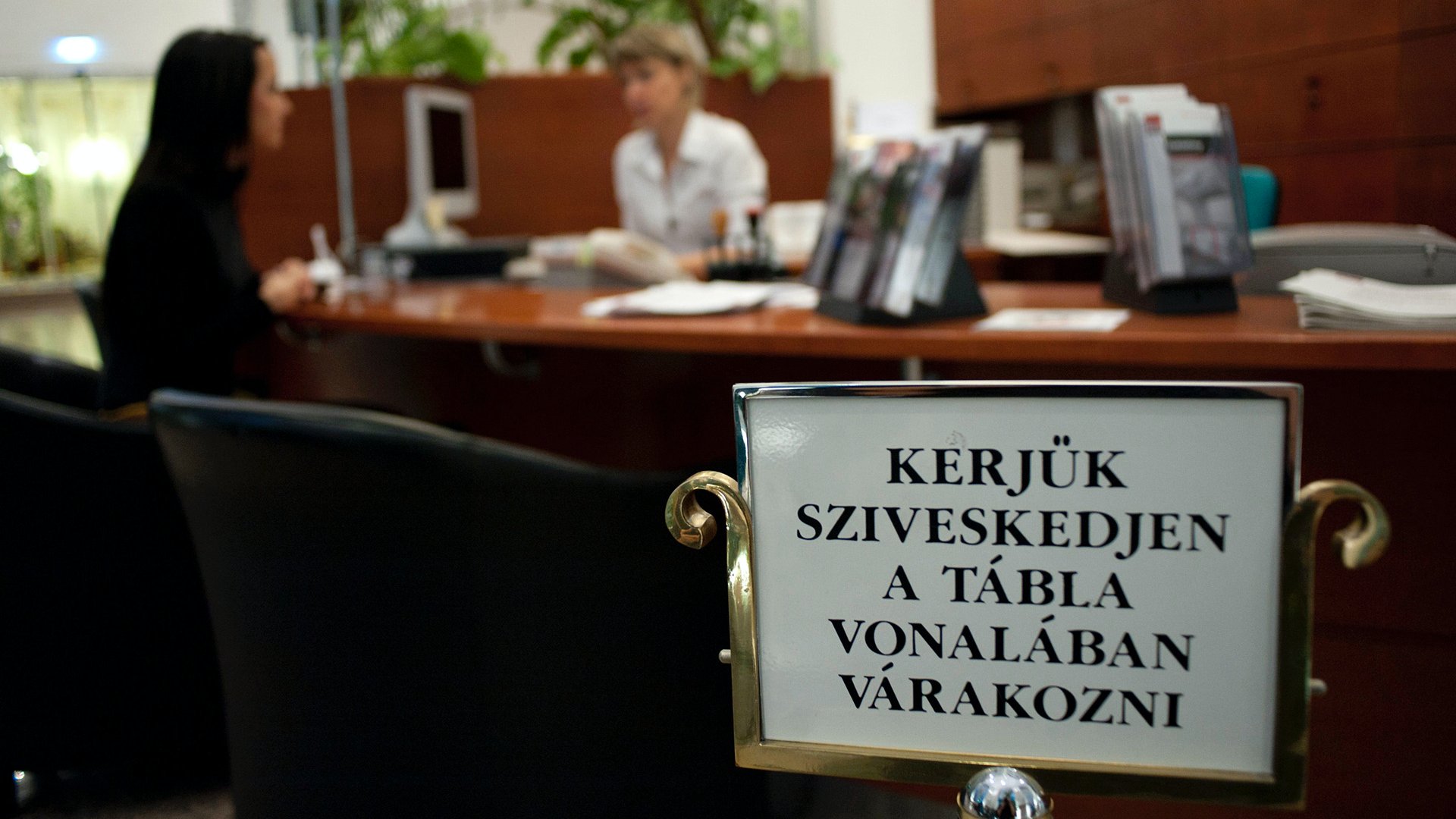 Egy ügyfél intézi banki ügyeit az MKB Bank Váci utcai fiókjában, Budapesten.