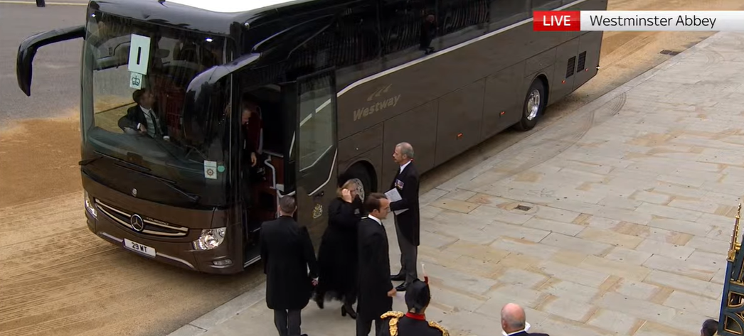 Busszal érkeznek a vendégek II. Erzsébet temetésére