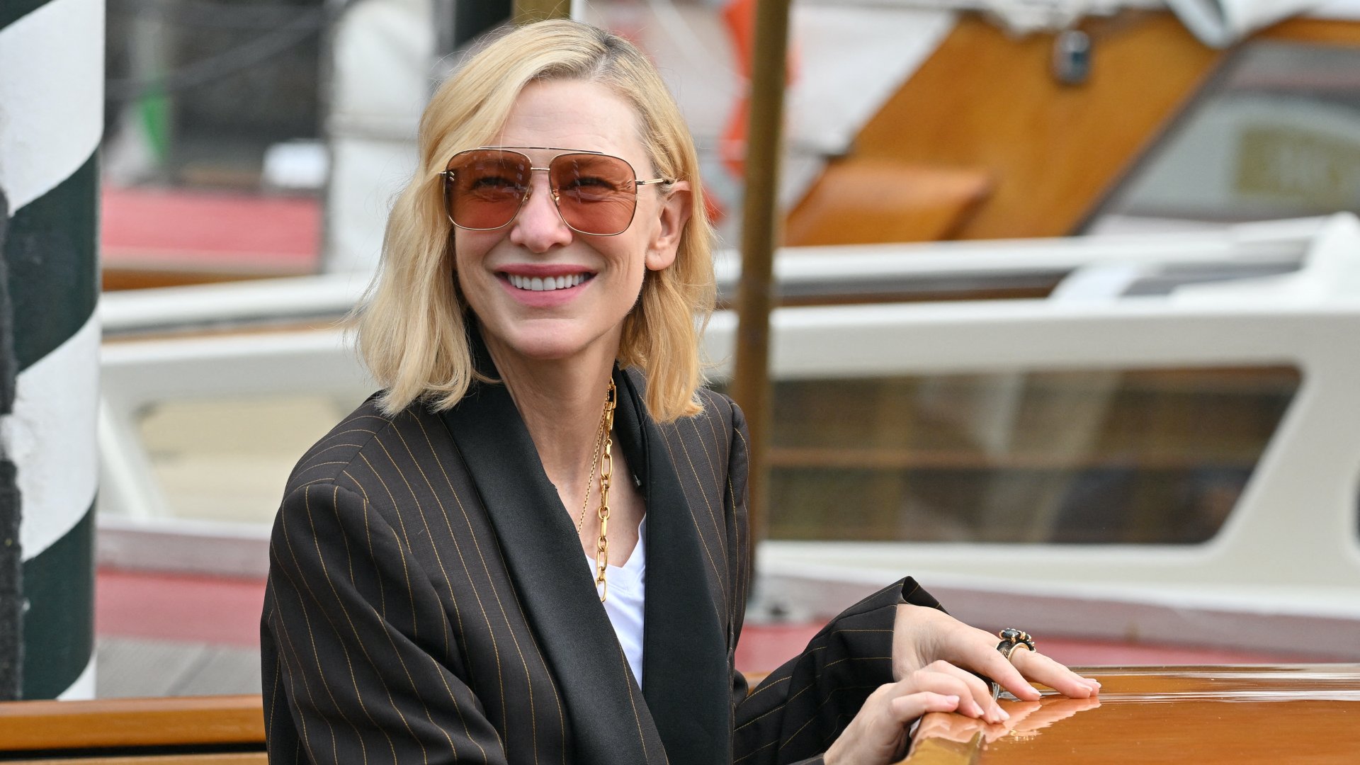 Cate Blanchett ausztrál amerikai színésznő érkezik az Excelsior Hotel mólójára 2022. szeptember 2-án a 79. Velencei Nemzetközi Filmfesztiválon a velencei Lidón, Olaszországban
