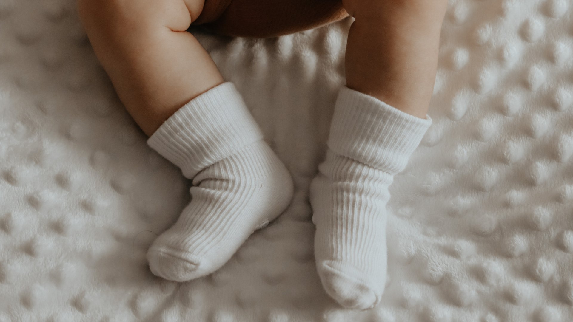 Egy csecsemő lába zokniban