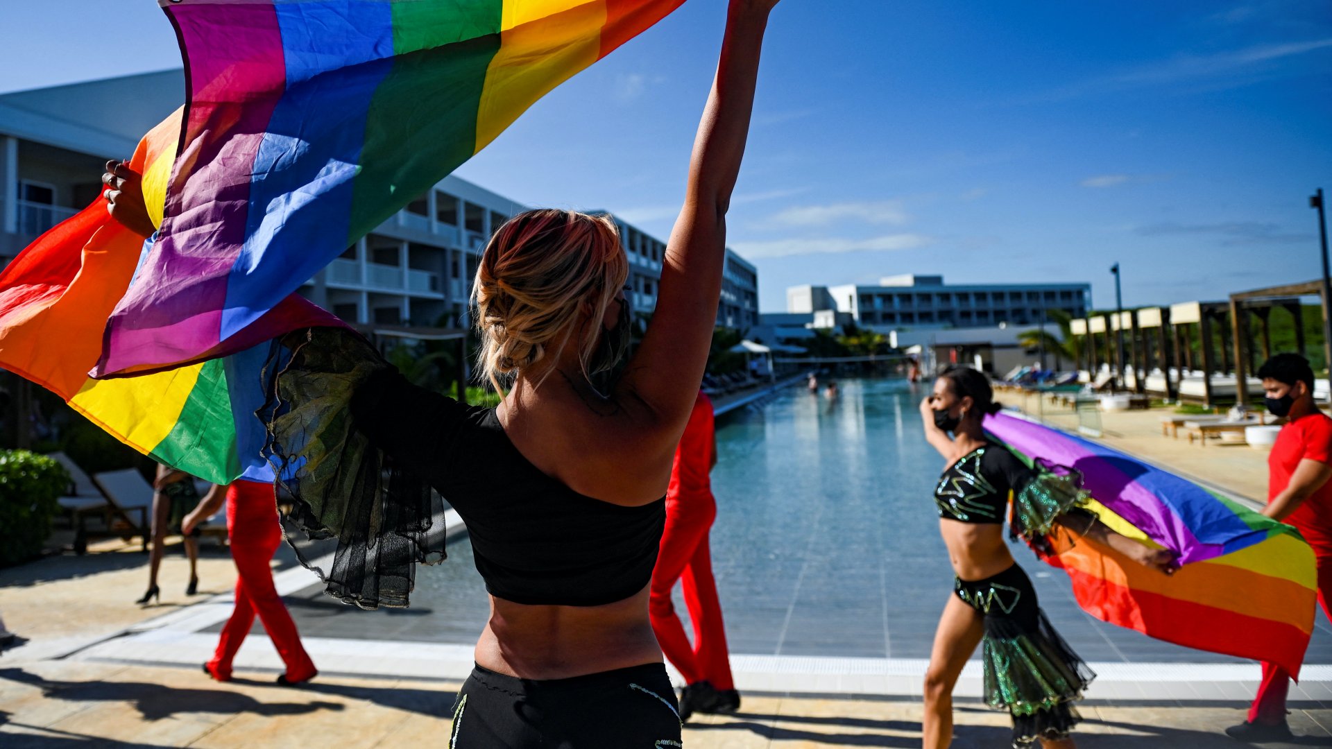 Táncosok szivárványos zászlókkal a Gran Muthu Rainbow Hotelben, Kuba első LMBTQ-szállodájában 2021. november 27-én