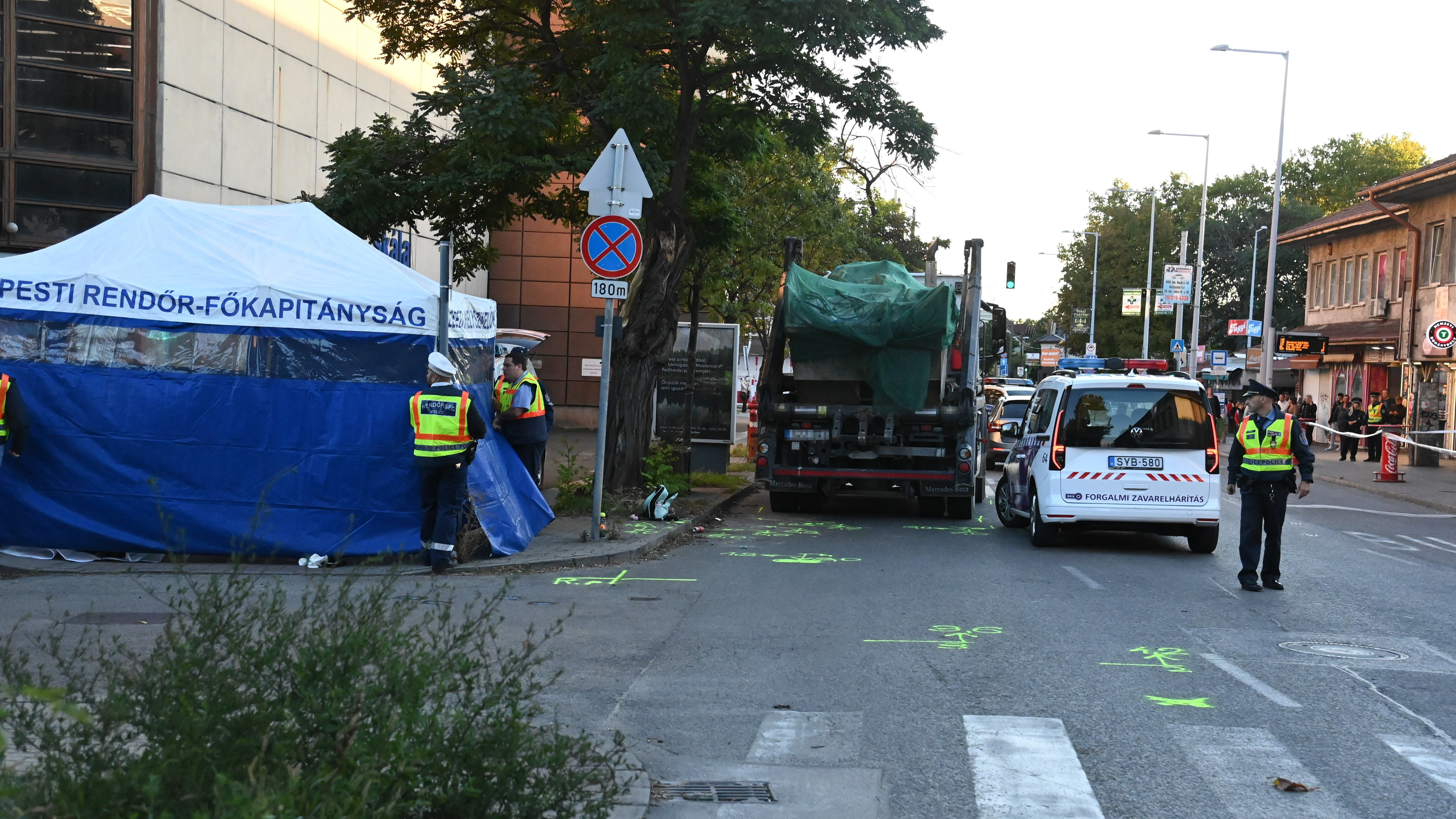 Rendőrségi sátor a fővárosi XIX. kerületi Kossuth térnél, ahol egy teherautó halálra gázolt egy negyvenéves férfit és egy hétéves kislányt 2022. szeptember 21-én