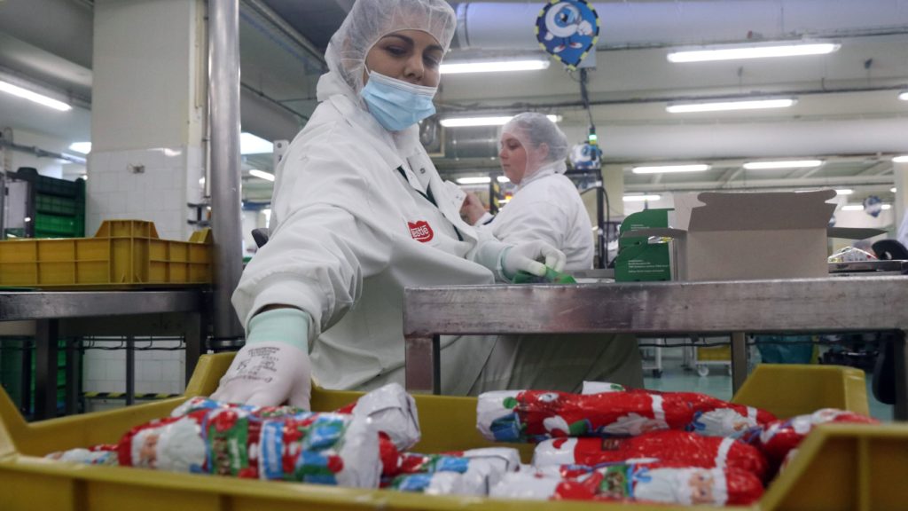Csokoládémikulások készülnek a Nestlé diósgyőri csokoládégyárában