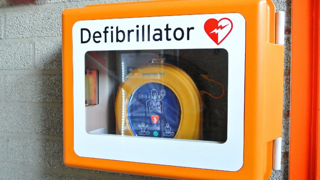 Életet mentett a nemrég kihelyezett defibrillátor a debreceni fürdőben