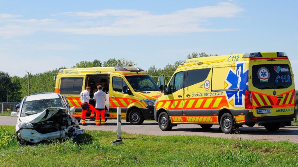 Kifosztással és bántalmazással gyanúsítanak egy mentődolgozót, rögtön megváltak tőle