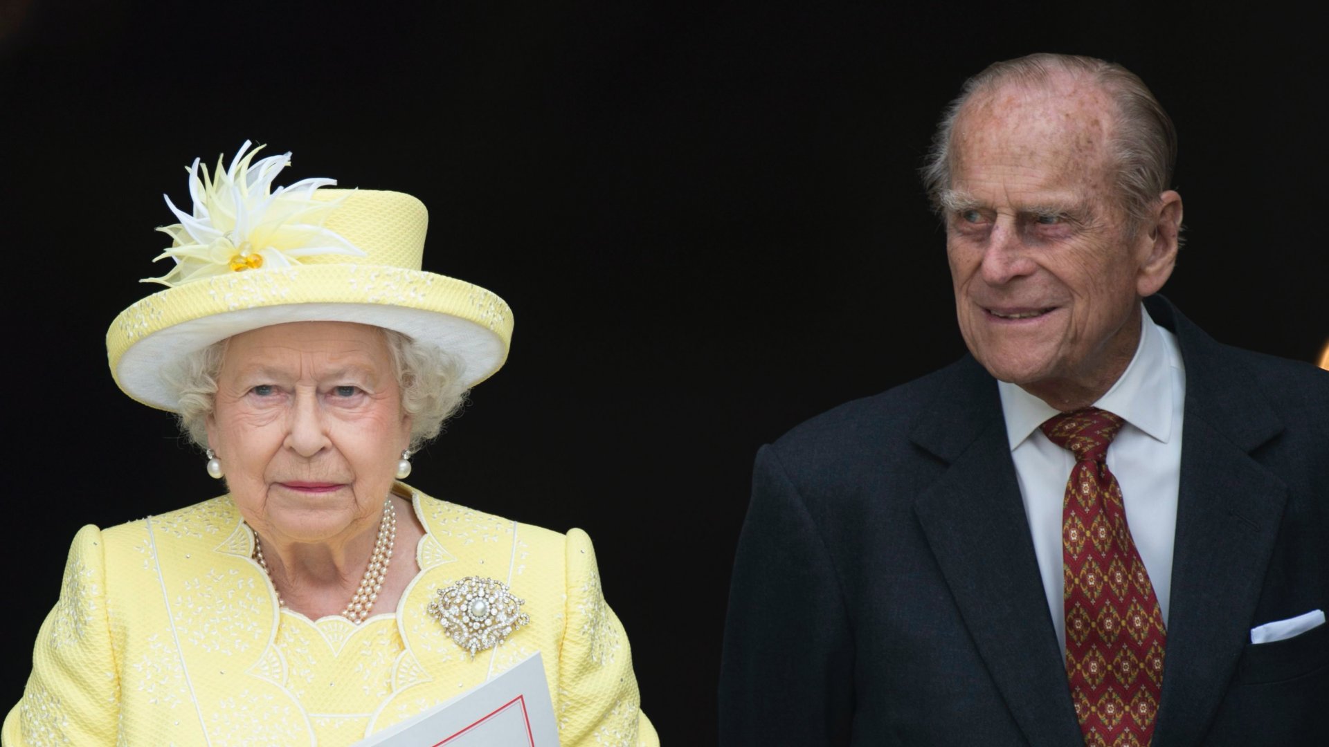 II. Erzsébet brit királynõ a férje, Fülöp edinburghi herceg társaságában a 90. születésnapjának alkalmából tartott nemzeti hálaadó istentiszteletrõl távozik a londoni Szent Pál-székesegyházból 2016. június 10-én