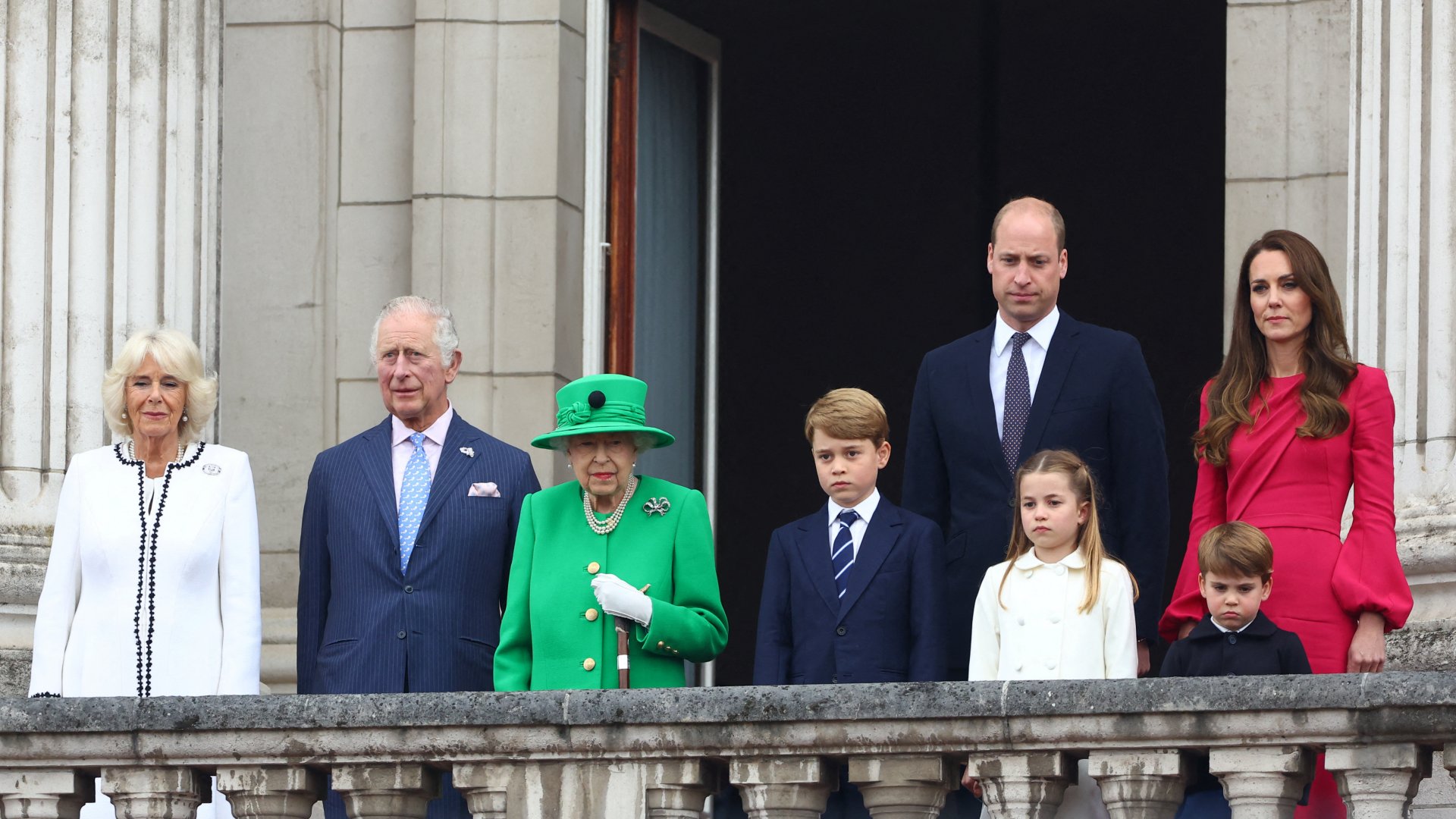 II. Erzsébet brit királynő a Buckingham-palota erkélyén áll (balról) Kamilla hercegnővel, Károly herceggel, György herceggel, Vilmos herceggel, Sarolta hercegnővel, Katalin hercegnével és Lajos herceggel a platina ünnepség végén Londonban 2022. június 5-én