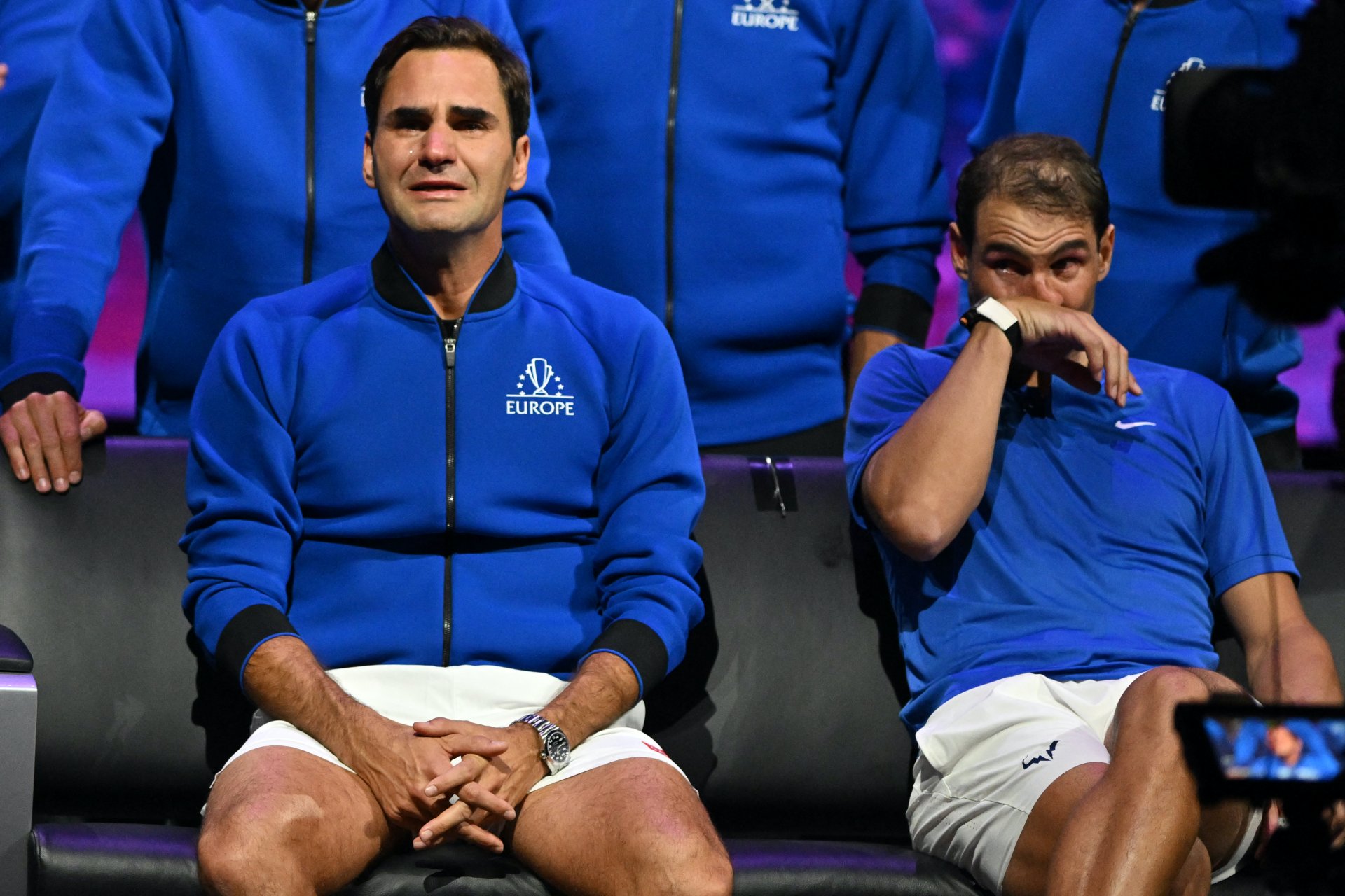 A svájci Roger Federer (balra) könnyezik, miután lejátszotta utolsó mérkőzését a spanyol Rafael Nadallal az európai csapatban 2022-es Laver-kupán a londoni O2 Arénában, 2022. szeptember 24-é