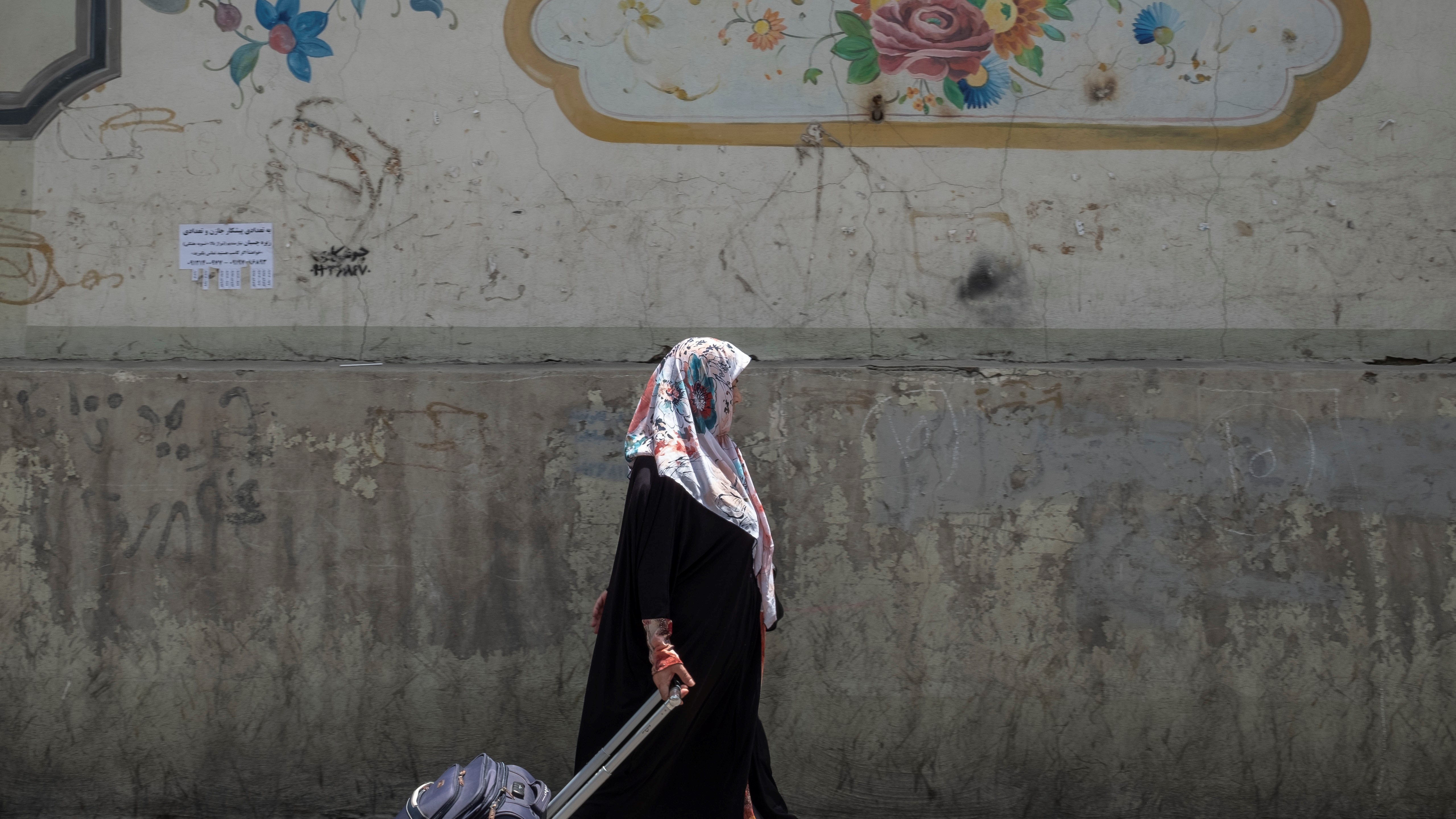 Teheránban sétál egy nő
