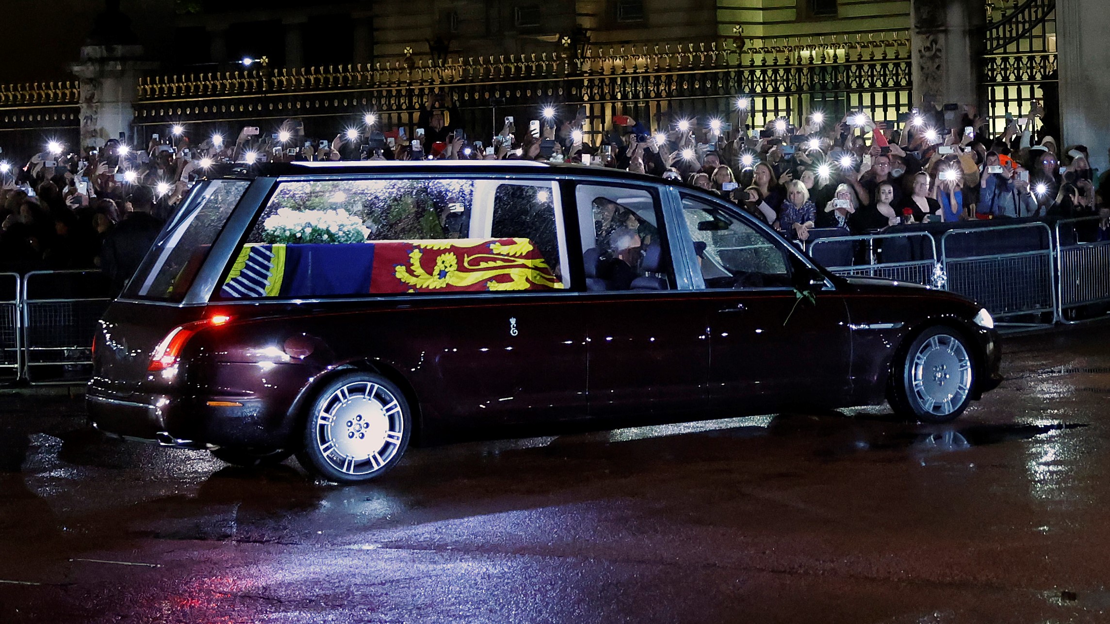 II. Erzsébet koporsója megérkezik a Buckingham-palotához, ahol tömegek várnak.