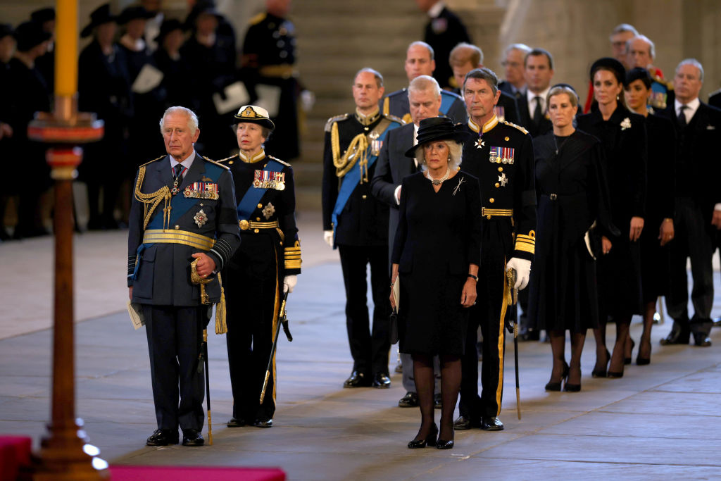 A királyi család tagjai II. Erzsébet ravatalánál