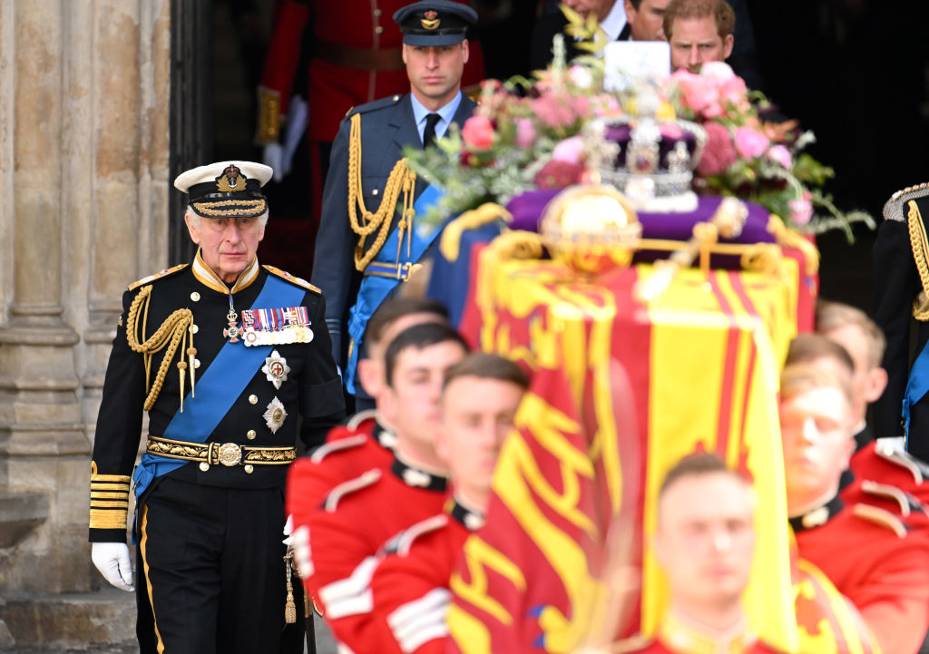 III. Károly király Windsorban II. Erzsébet koporsója mögött