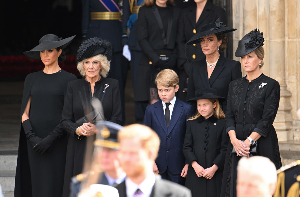 Kamilla királyné, Katalin hercegné, Zsófia wessexi grófné, György herceg, Sarolta hercegné és MEghan Markle Windsorban a királynő temetésén