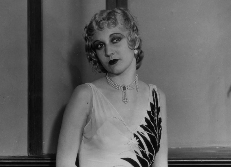 Choker nyakláncot viselő modell az 1920-as évekből