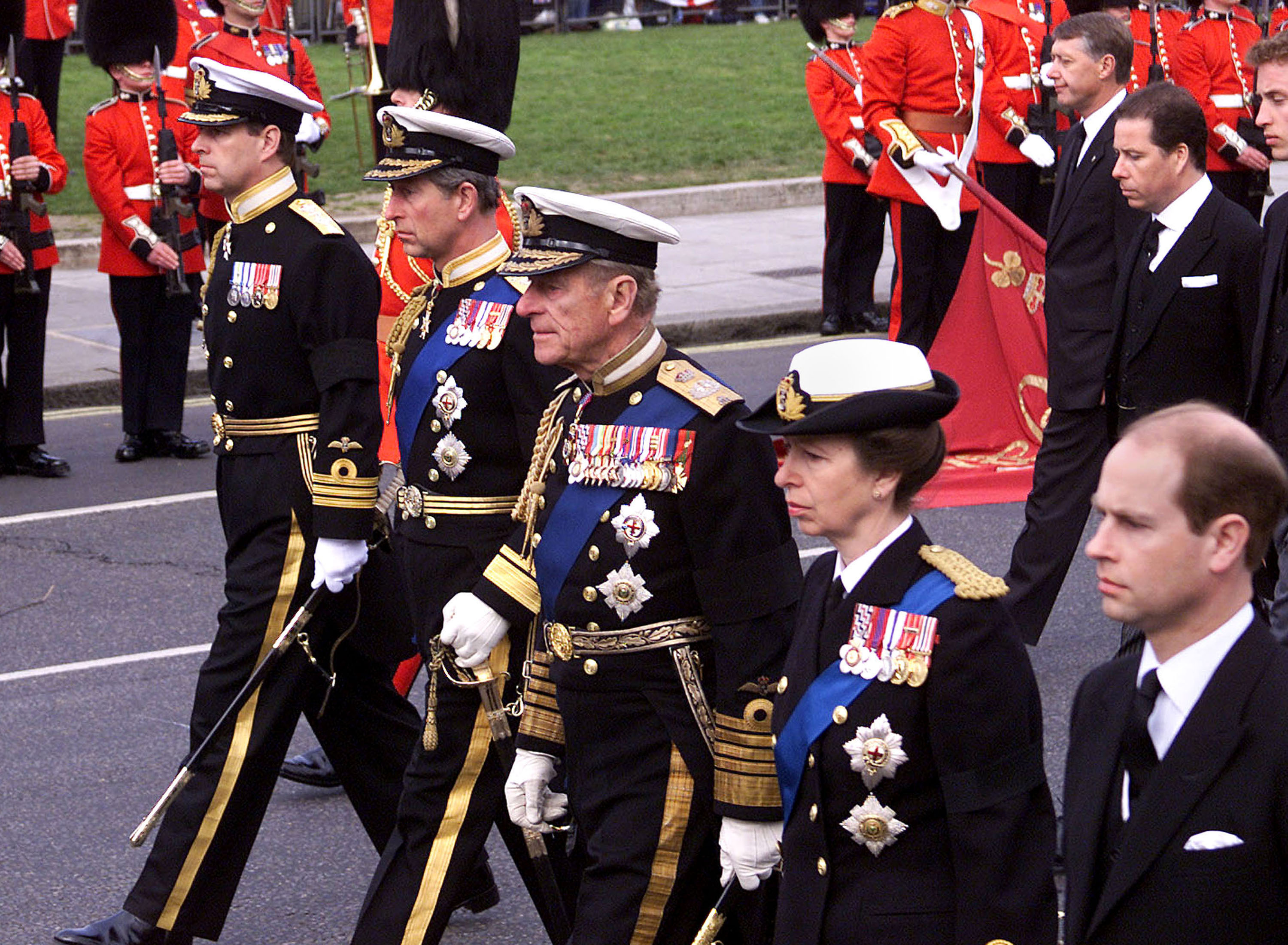 András herceg, Károly herceg, Fülöp herceg, és Anna hercegnő az anyakirályné temetésén 2002-ben