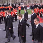 Vilmos, Harry és Peter Phillips az anyakirályné temetésén 2002-ben