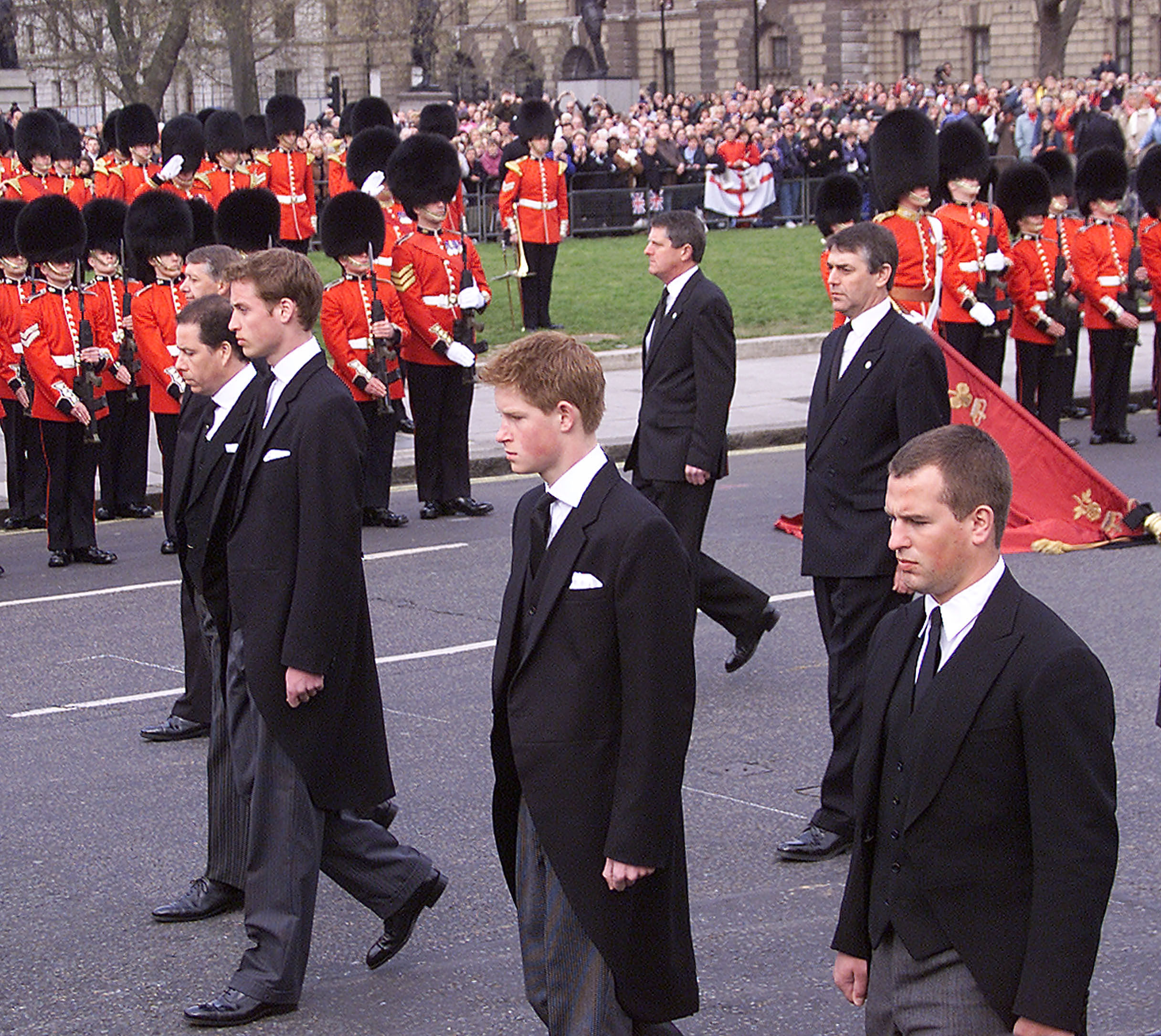 Vilmos, Harry és Peter Phillips az anyakirályné temetésén 2002-ben