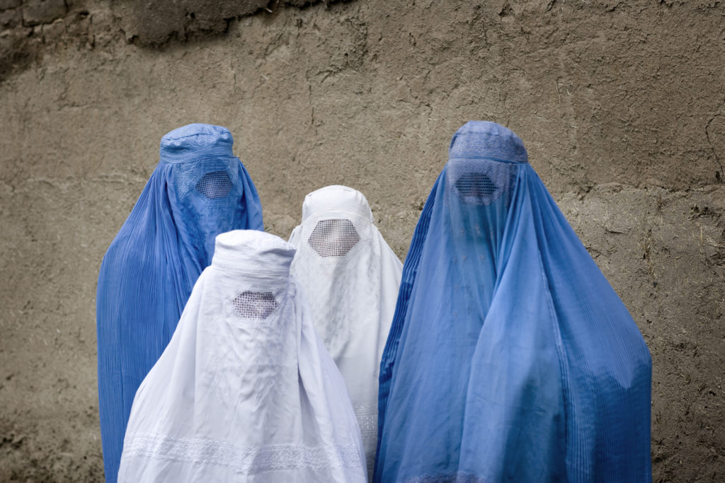 Burkát viselő nők Afganisztánban.
