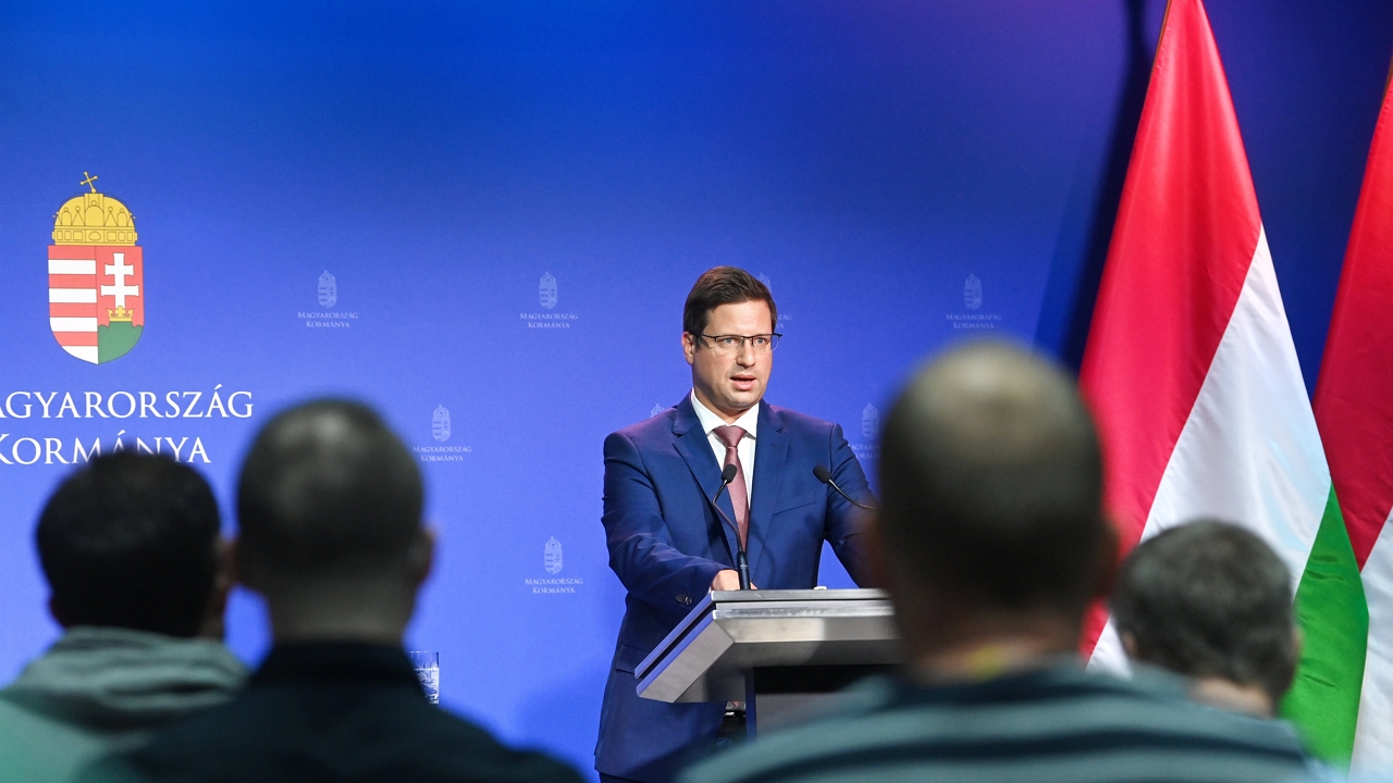 Gulyás Gergely Miniszterelnökséget vezető miniszter a Kormányinfó sajtótájékoztatón