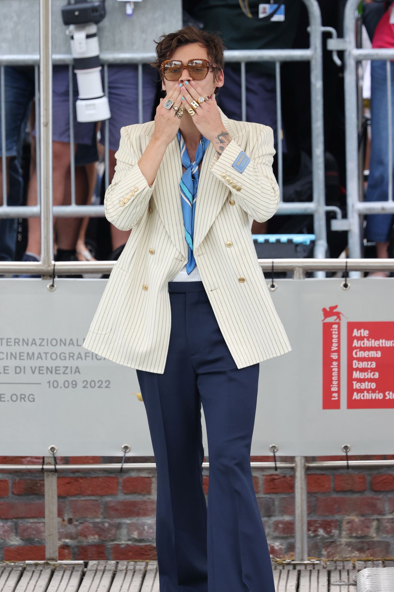 Harry Styles a Nincs baj, drágám filmbemutatóján a Velencei Filmfesztiválon