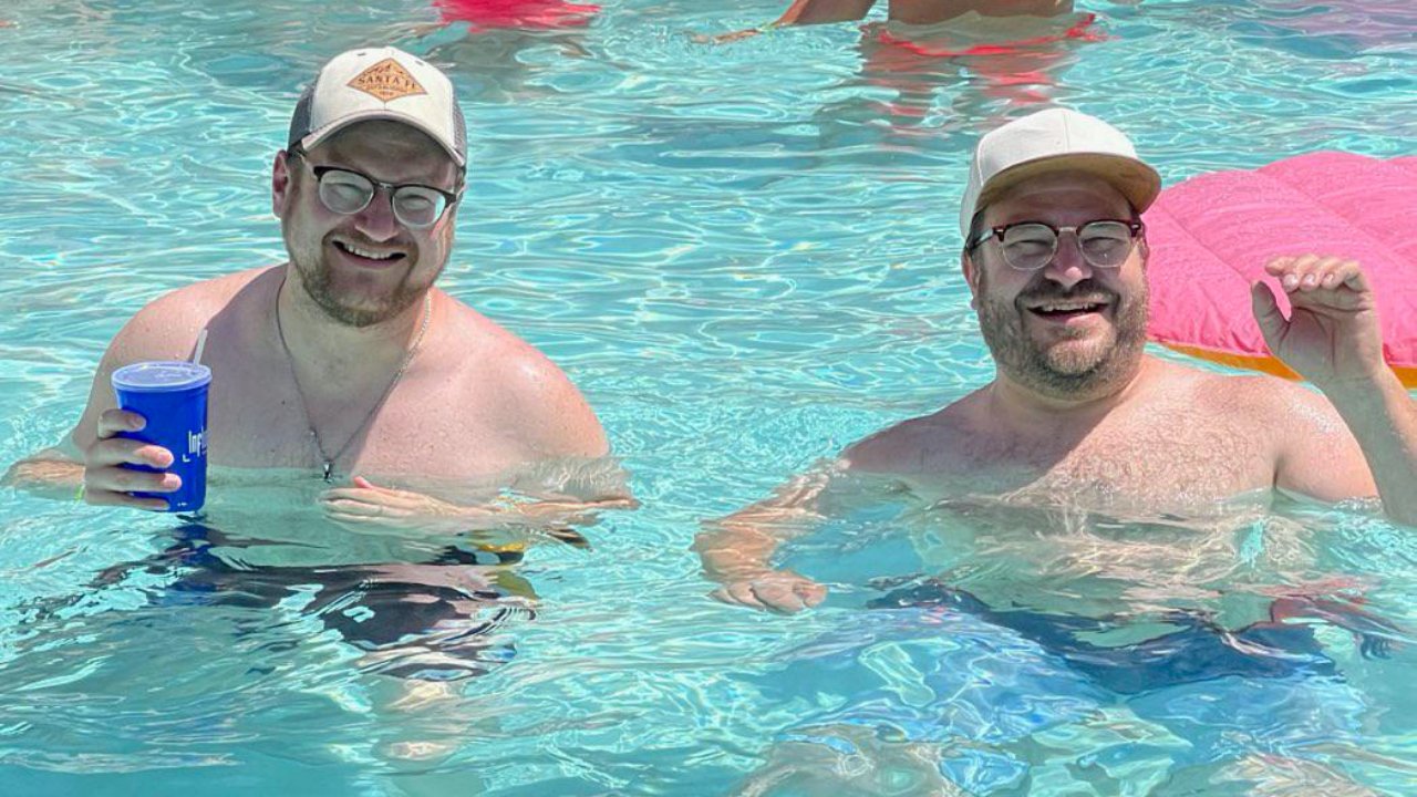 Két idegen, akik egymás hasonmásai egy úszómedencében