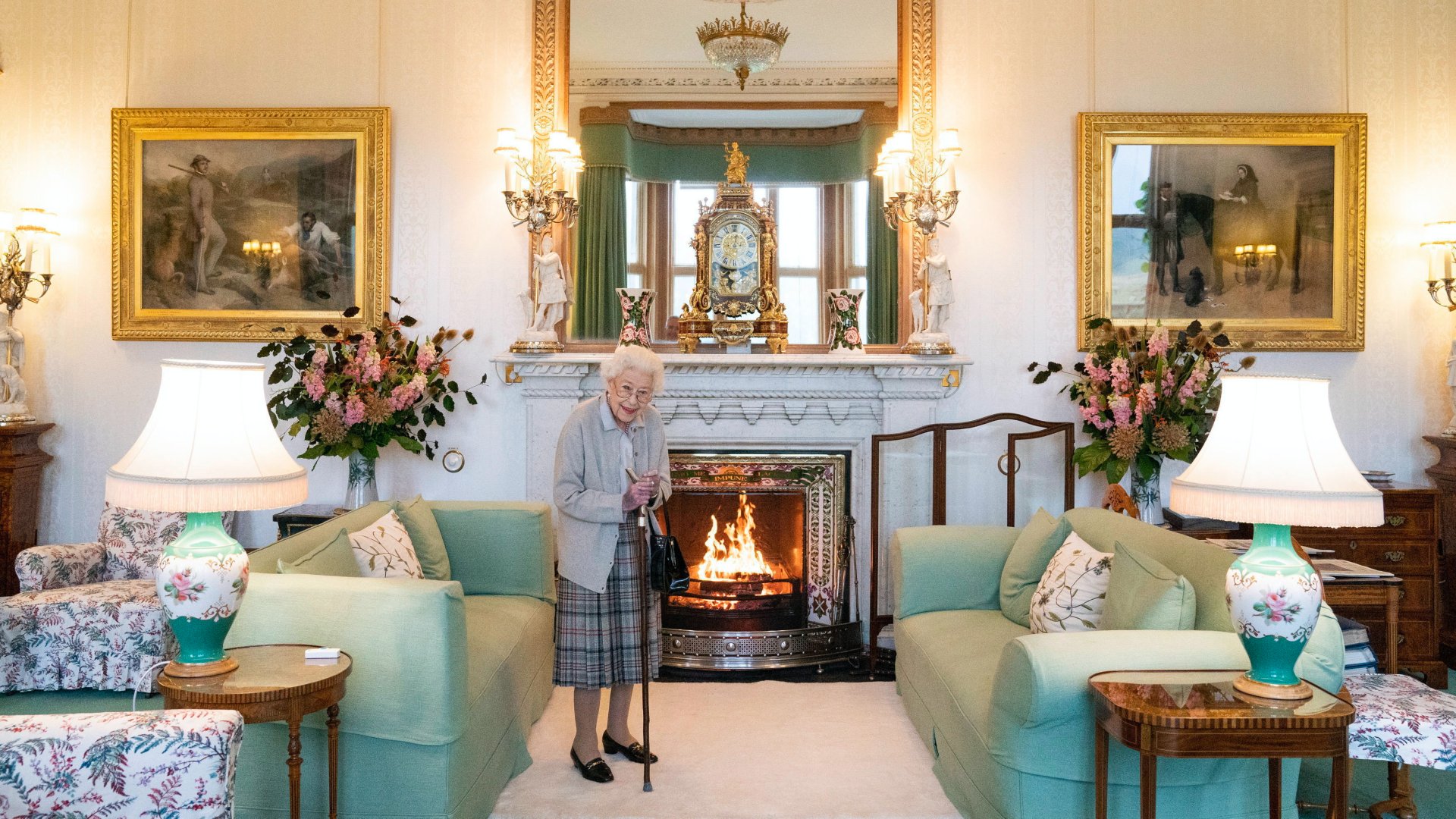 II. Erzsébet brit királynõ Liz Truss volt külügyminisztert, a Konzervatív Párt új vezetõjét várja a skóciai uralkodói rezidencián, a balmorali kastélyban 2022. szeptember 6-án