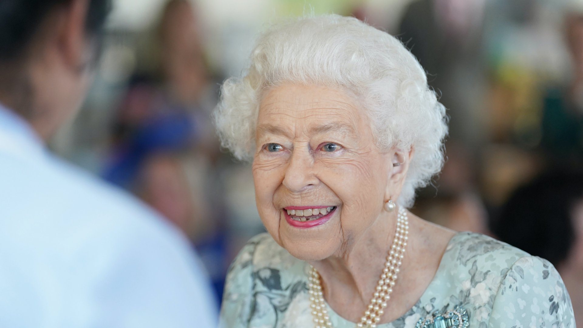 II. Erzsébet brit királynő mosolyog a Thames Hospice új épületének hivatalos megnyitóján a berkshire-i Maidenheadben 2022. július 15-én