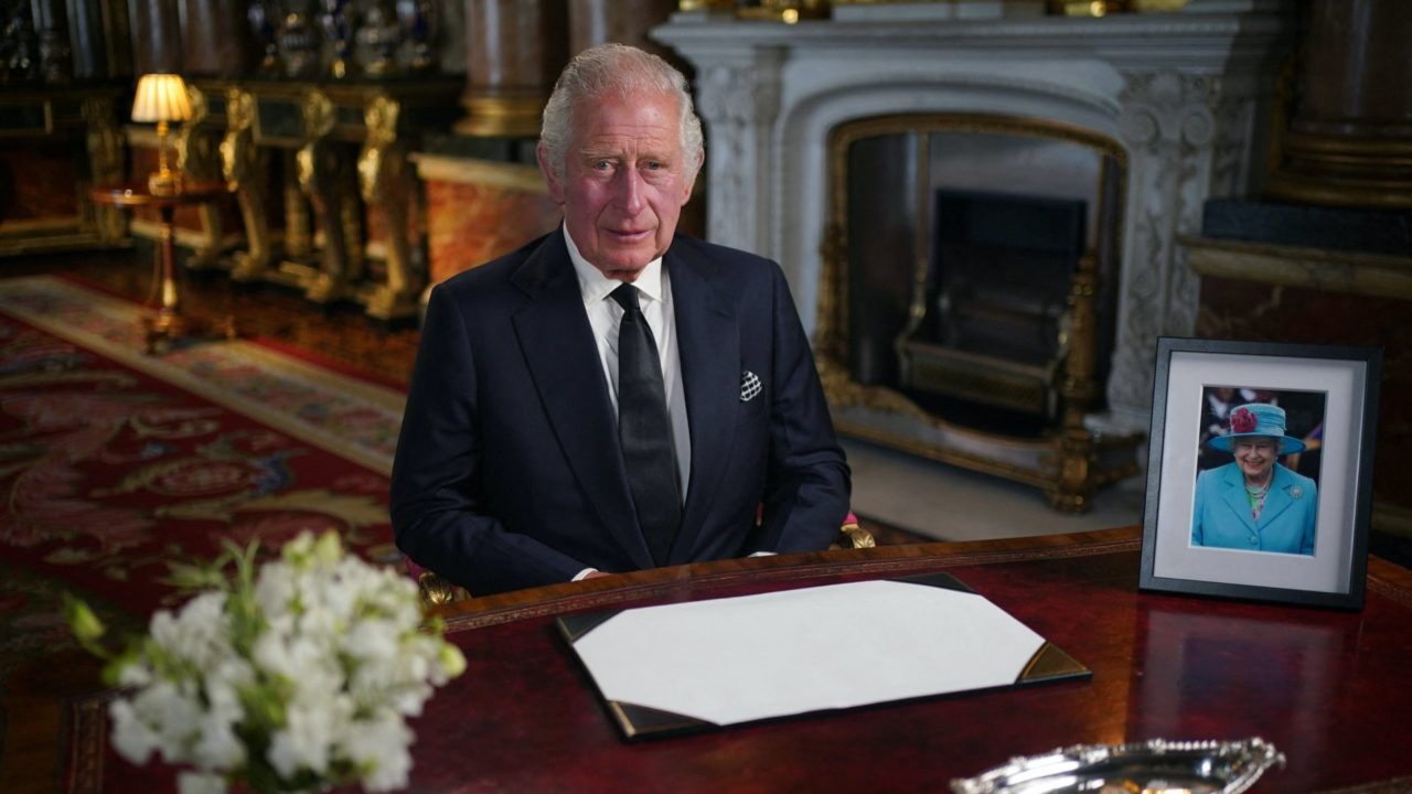 III. Károly brit király televíziós beszédet intéz a nemzethez és a nemzetközösséghez a londoni Buckingham-palota Kék szalonjából 2022. szeptember 9-én
