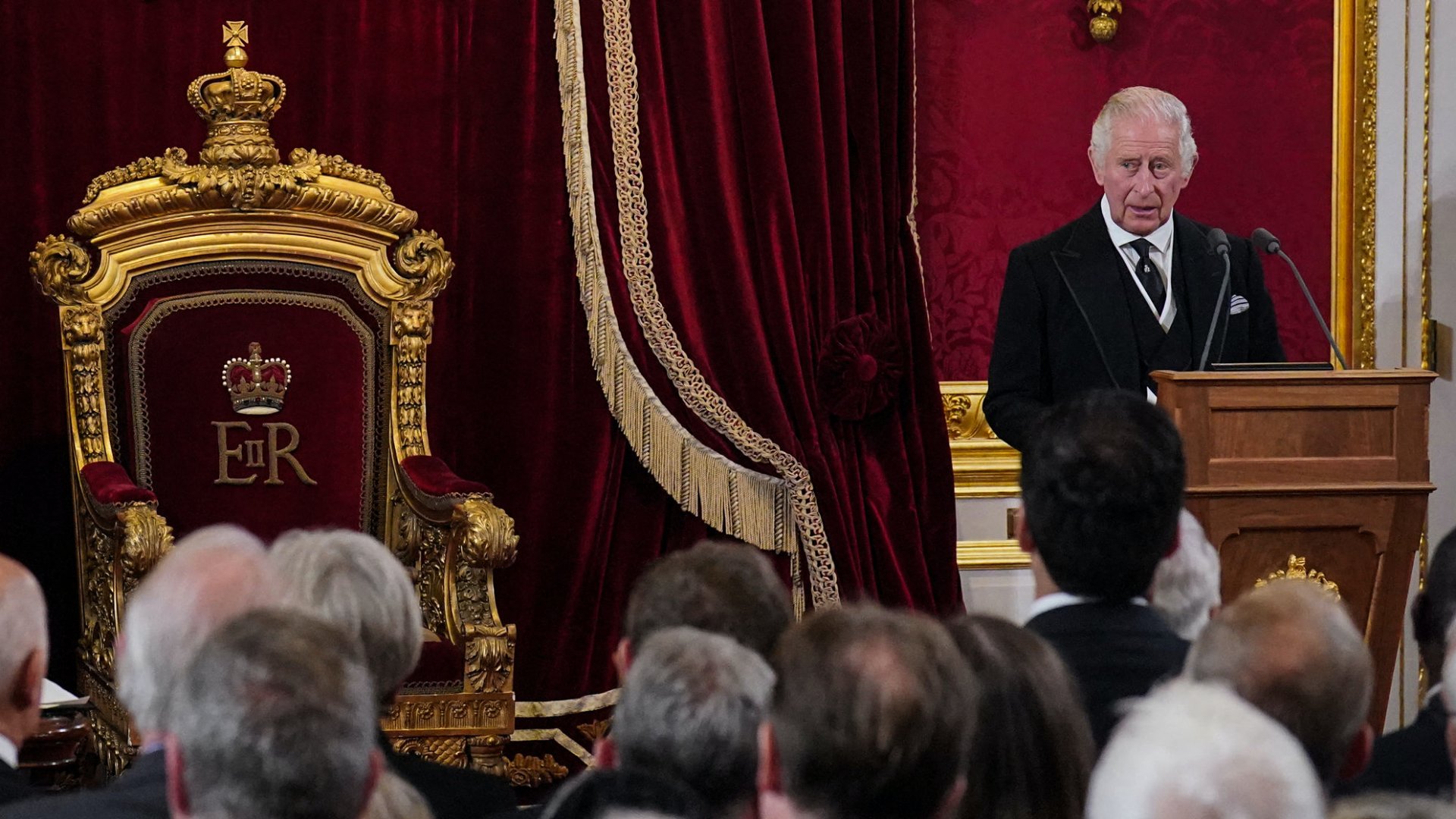 III. Károly brit király beszél a trönöröklési tanács ülésén a londoni Szent Jakab-palota tróntermében 2022. szeptember 10-én, amikor kihirdetik őt új királyként.