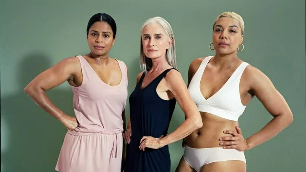Három női modell a Primark klimax kollekciójának reklámjában. 
