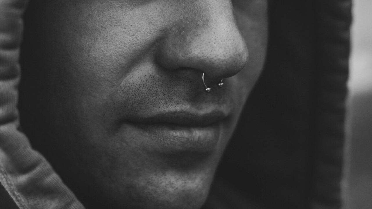 septum piercing férfi orrában