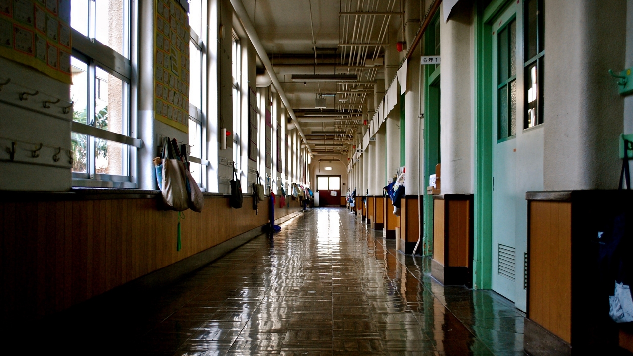 iskolai folyosó