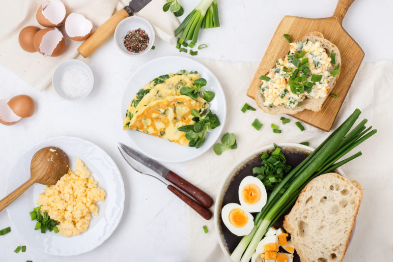 Tojásvariációk, balra rántottával, középen omlettel, jobbra fent tojáskrémmel, jobbra lent főtt tojással