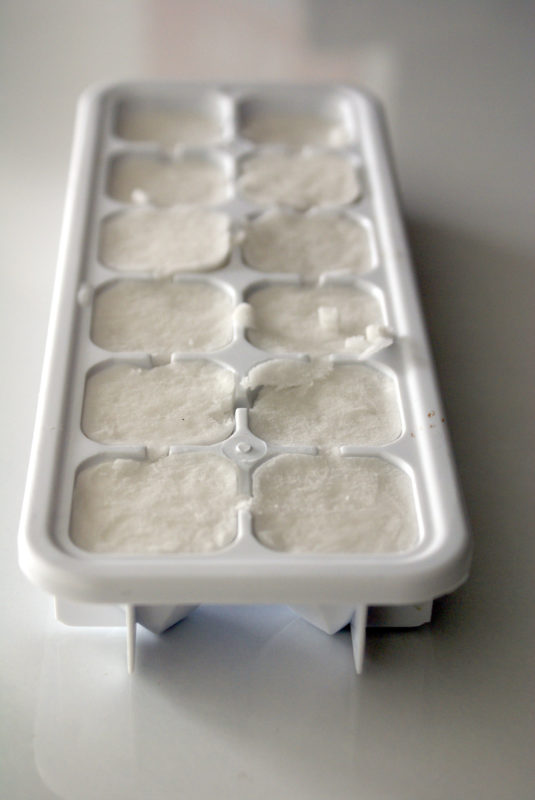 Fagyaszttott tej fehér műanyag jégkockatartóban