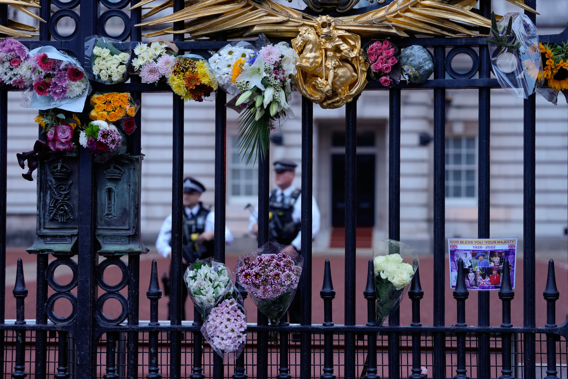 II. Erzsébet királynő halála gyászoló britek gyász
