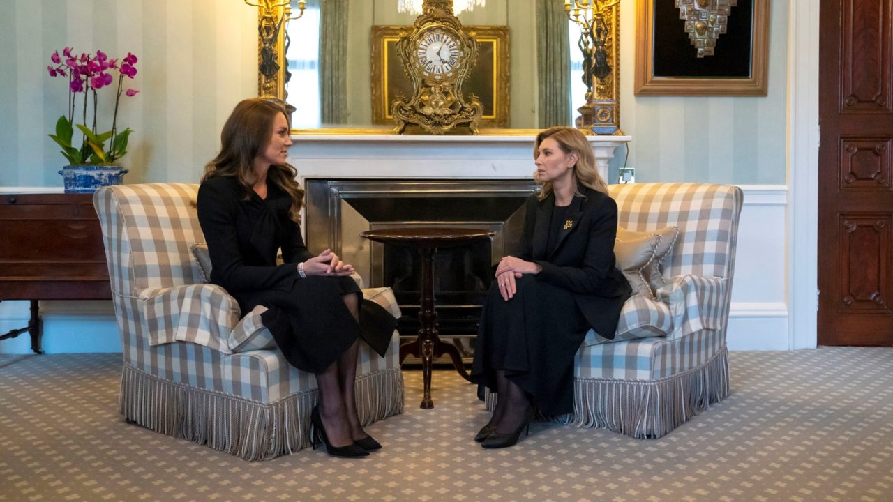 Katalin walesi hercegnő (j) fogadja Olena Zelenszkát, Volodimir Zelenszkij ukrán elnök feleségét a londoni királyi rezidencián, a Buckingham-palotában.