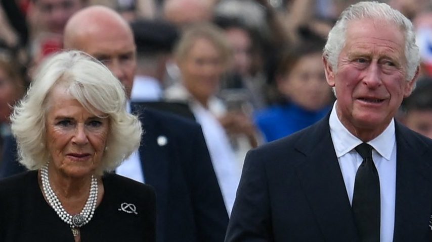 III. Károly király és Kamilla királyné üdvözli a tömeget érkezésük után a Buckingham-palotában Londonban 2022. szeptember 9-én, egy nappal azután, hogy II. Erzsébet királynő 96 éves korában meghalt