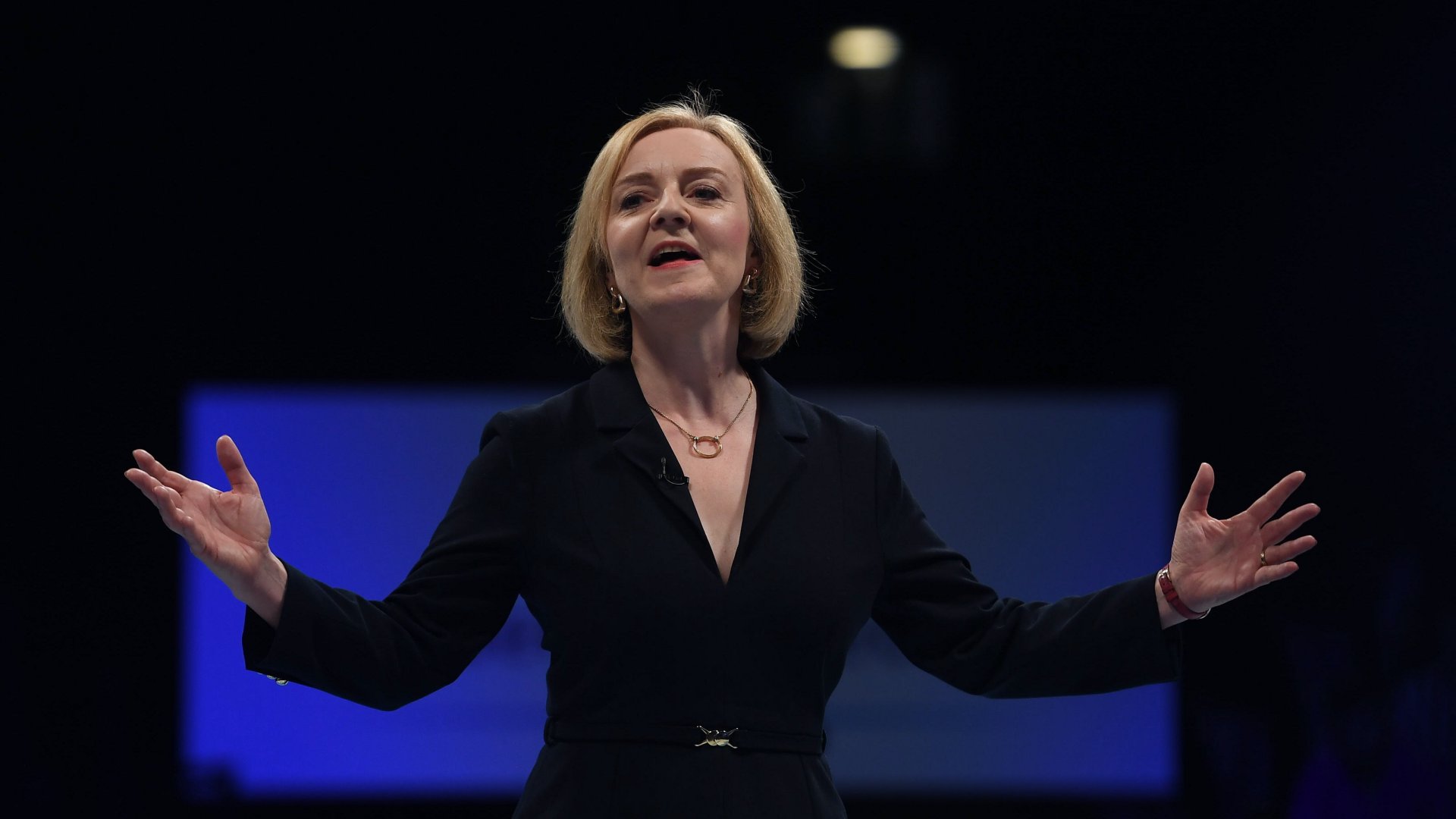A brit Konzervatív Párt vezetõi tisztségére pályázó Liz Truss külügyminiszter beszél a párt kampányrendezvényén Birminghamben 2022. augusztus 23-án