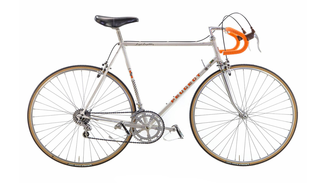 Peugeout országúti kerékpár az 1980-as évekből. Talán hetekig tarthat eladni, de megéri kivárni azt a kis időt.