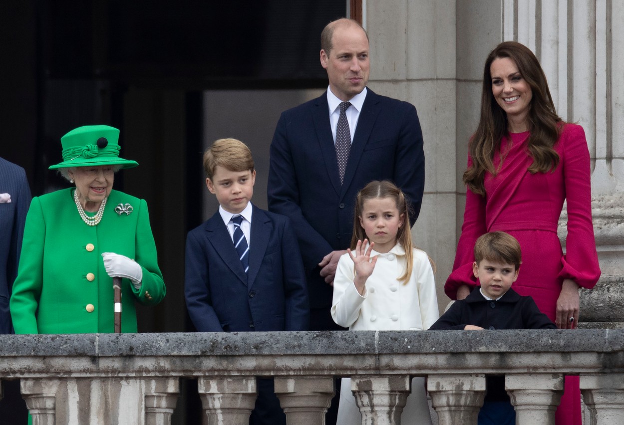 Vilmos herceg, Katalin hercegnő, II. ERzsébet és a herceg gyermekei a Buckingham palota erkélyén