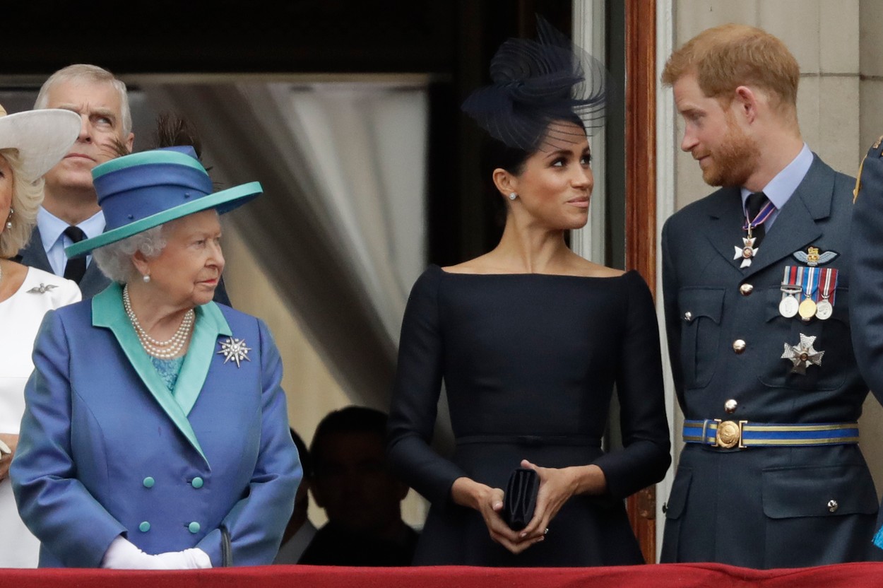 II. Erzsébet, Harry herceg és Meghan MArkle az erkélyen