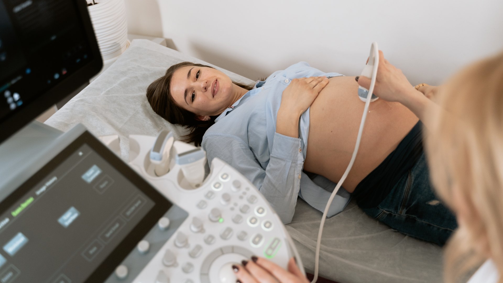 Terhes nő az ultrahangvizsgálaton