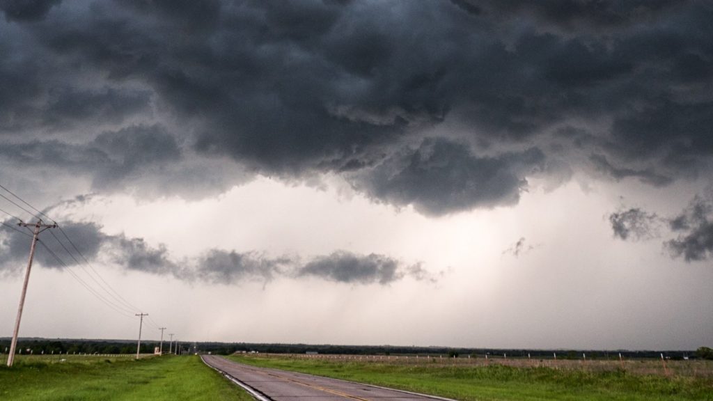 Zivatarokra figyelmeztet a meteorológia, a fél országra kiadták a riasztást