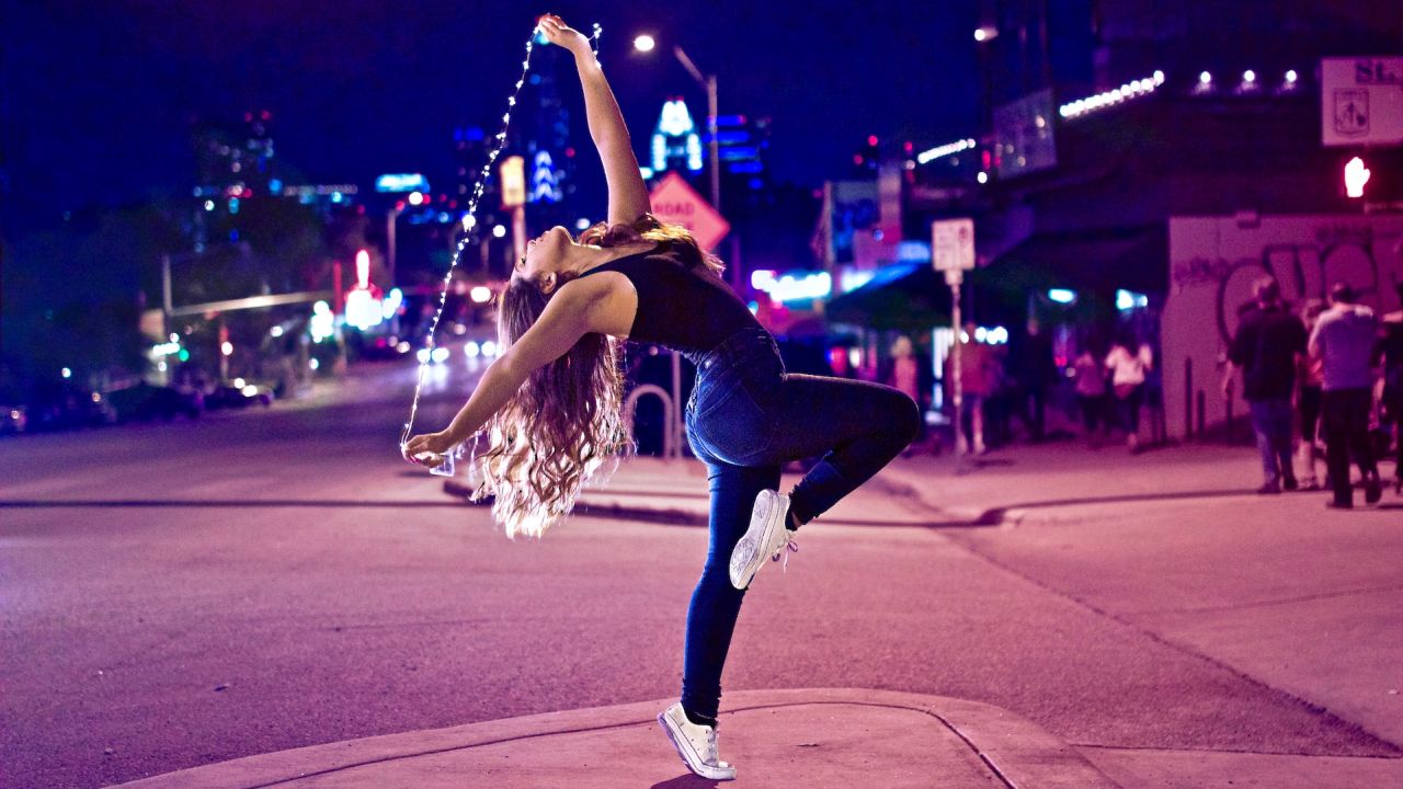 Utcán táncoló lány