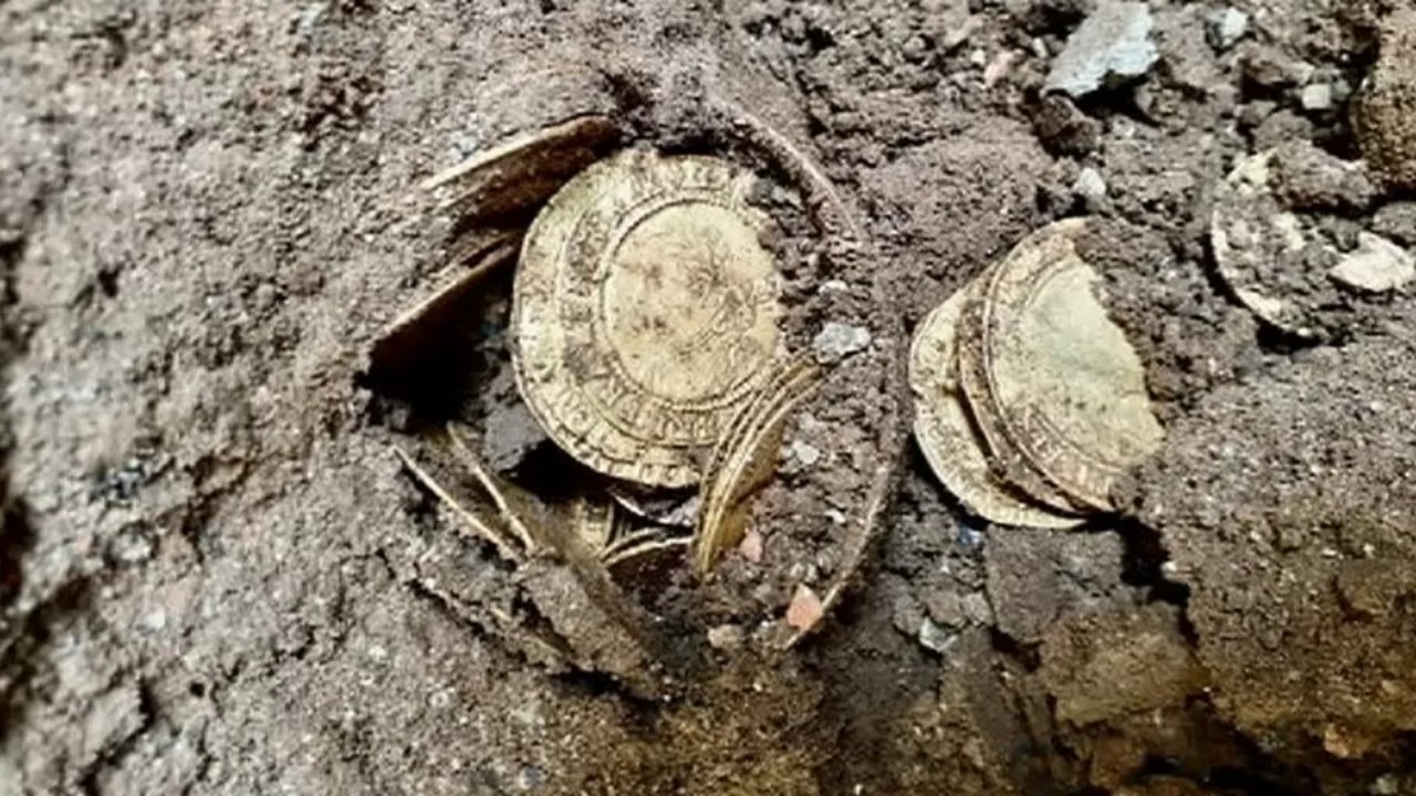 A padló alatt talált aranypénzek