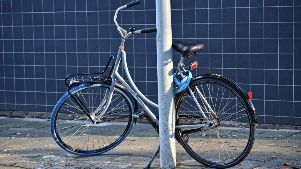 Bicikli egy oszlopnak támasztva