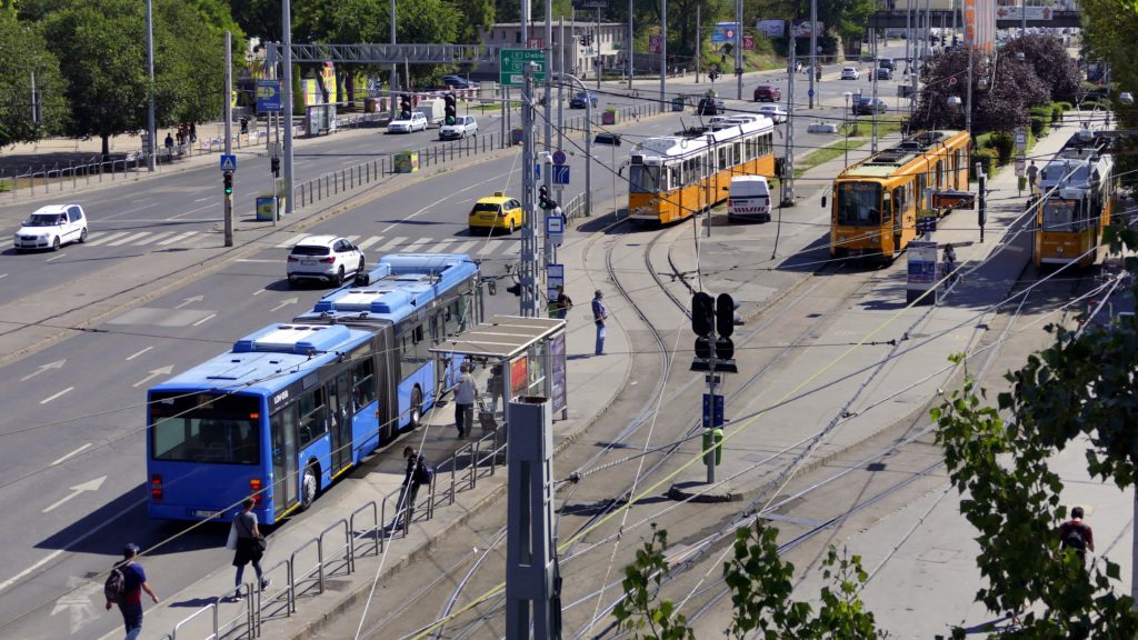 Budapest, 2022. szeptember 3. A 2-es és 24-es villamosvonalának déli végállomása a Közvágóhídnál. A Soroksári úton (b) a 23-as, 24-es és az 55-ös BKK autóbuszok megállója